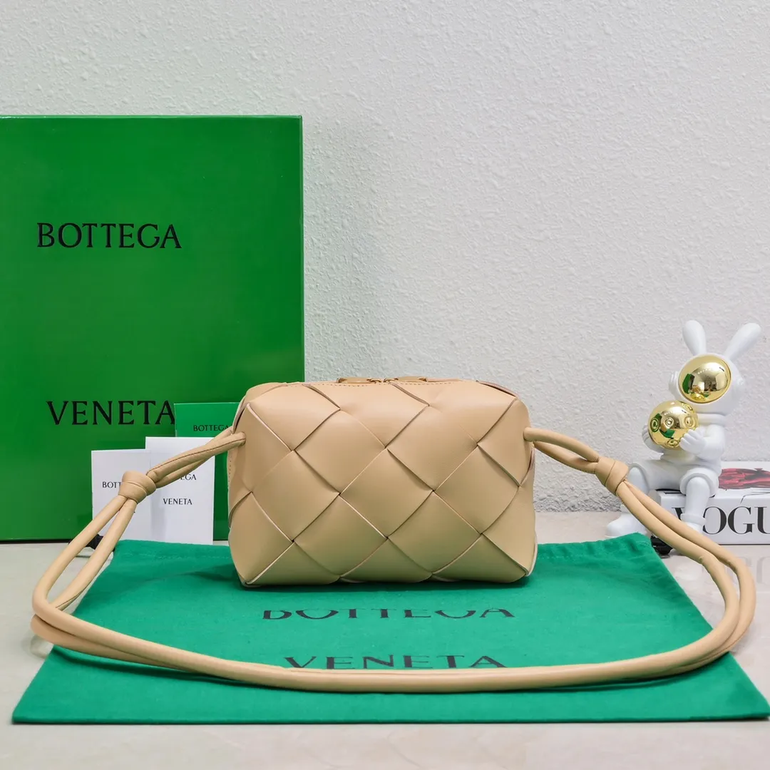 Batch 1360 #BV New Cassette camera bag📷Classic sheepskin woven material, matte texture, soft and delicate, high-end fashionable and unobtrusive. Clever handwork makes its structure very three-dimensional, so it also brings a large capacity, the bag body is very simple and attractive, giving everyone a fashionable and interesting visual experience. Zipper opening and closing, practical, lightweight when carried on the body, and the upper body has an American feel and is a bit playful and cute [Hey ha] Size: 22x14x10, Model: 6600#